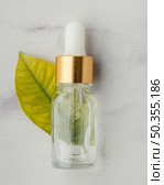 top view serum bottle leaf. Стоковое фото, агентство Ingram Publishing / Фотобанк Лори