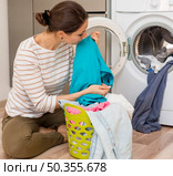 casual woman smelling clean laundry. Стоковое фото, агентство Ingram Publishing / Фотобанк Лори