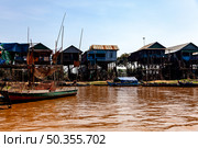 Floating Village Rises Above Murky Water in Tonle Sap, Cambodia (2014 год). Редакционное фото, фотограф Aleksandr Golubev / Фотобанк Лори