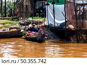 Floating Market Deliveries on Tonle Sap Lake in Cambodia Near Stilt Houses (2014 год). Редакционное фото, фотограф Aleksandr Golubev / Фотобанк Лори