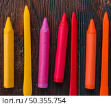 close up colorful wax crayons wooden textured plank. Стоковое фото, агентство Ingram Publishing / Фотобанк Лори
