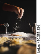 close up person sprinkling flour dough. Стоковое фото, агентство Ingram Publishing / Фотобанк Лори