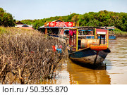 Life on the Water With Traditional Fishing Boats in Tonle Sap Lake, Cambodia (2014 год). Редакционное фото, фотограф Aleksandr Golubev / Фотобанк Лори