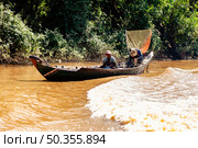 Exploring the Waterways of Tonle Sap Lake in a Cambodian Fishing Boat (2014 год). Редакционное фото, фотограф Aleksandr Golubev / Фотобанк Лори