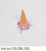 falling ice cream wafer cup. Стоковое фото, агентство Ingram Publishing / Фотобанк Лори