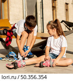 front view friends with roller blades. Стоковое фото, агентство Ingram Publishing / Фотобанк Лори