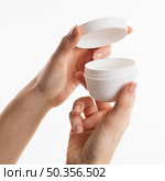 hands holding crem jar. Стоковое фото, агентство Ingram Publishing / Фотобанк Лори