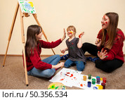 happy girl with down syndrome woman painting. Стоковое фото, агентство Ingram Publishing / Фотобанк Лори