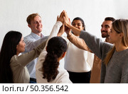 happy people high fiving each other group therapy session. Стоковое фото, агентство Ingram Publishing / Фотобанк Лори