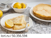 high angle pancakes with lemons. Стоковое фото, агентство Ingram Publishing / Фотобанк Лори