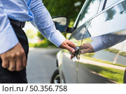 man s hand opening car door. Стоковое фото, агентство Ingram Publishing / Фотобанк Лори