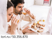 muslim couple celebrating eid al fitr 3. muslim couple celebrating eid al fitr 2. Стоковое фото, агентство Ingram Publishing / Фотобанк Лори