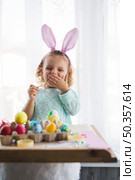 yawning girl coloring eggs. Стоковое фото, агентство Ingram Publishing / Фотобанк Лори