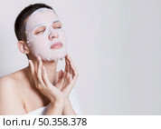 copy space young woman hydrative mask. Стоковое фото, агентство Ingram Publishing / Фотобанк Лори