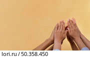 different ethnicities high fiving. Стоковое фото, агентство Ingram Publishing / Фотобанк Лори