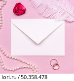 elegant envelope surrounded by pearls wedding rings. Стоковое фото, агентство Ingram Publishing / Фотобанк Лори