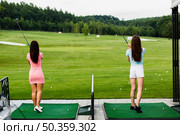back view casual girls golf field. Стоковое фото, агентство Ingram Publishing / Фотобанк Лори