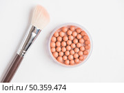 bronzing pearls with makeup brush white background. Стоковое фото, агентство Ingram Publishing / Фотобанк Лори