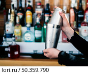 OLYMPUS DIGITAL CAMERA. crop barkeeper hands preparing beverage shaker. Стоковое фото, агентство Ingram Publishing / Фотобанк Лори