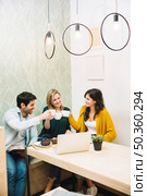 happy friends clinking mugs with tea. Стоковое фото, агентство Ingram Publishing / Фотобанк Лори