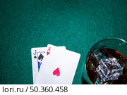 jack spade heart ace playing card with whiskey glass poker table. Стоковое фото, агентство Ingram Publishing / Фотобанк Лори