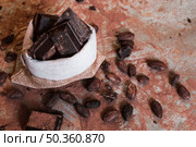 sack dark chocolate pieces with cocoa beans. Стоковое фото, агентство Ingram Publishing / Фотобанк Лори