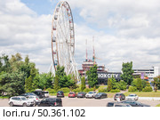 Колесо обозрения около станции метро Мякинино в Красногорске. Редакционное фото, фотограф Алёшина Оксана / Фотобанк Лори