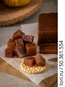 Marmalade in crackers on a kitchen counter. Стоковое фото, агентство Ingram Publishing / Фотобанк Лори