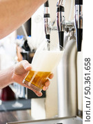 bartender pouring fresh beer pub. Стоковое фото, агентство Ingram Publishing / Фотобанк Лори