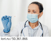 close up doctor holding cotton swab. Стоковое фото, агентство Ingram Publishing / Фотобанк Лори