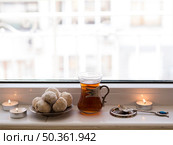 OLYMPUS DIGITAL CAMERA. close up tea nastar sitting window sill. Стоковое фото, агентство Ingram Publishing / Фотобанк Лори