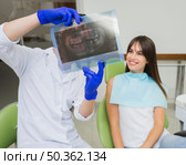 dentist woman looking radiography. Стоковое фото, агентство Ingram Publishing / Фотобанк Лори