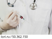 doctor holding needle with blood. Стоковое фото, агентство Ingram Publishing / Фотобанк Лори