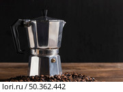 geyser coffee maker near grains. Стоковое фото, агентство Ingram Publishing / Фотобанк Лори