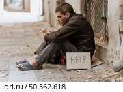 homeless man street with cup help sign. Стоковое фото, агентство Ingram Publishing / Фотобанк Лори