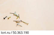 OLYMPUS DIGITAL CAMERA. self tapping screws rusty nails table. Стоковое фото, агентство Ingram Publishing / Фотобанк Лори