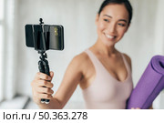 smiley woman vlogging with her phone. Стоковое фото, агентство Ingram Publishing / Фотобанк Лори