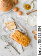 top view sliced banana bread with eggs honey. Стоковое фото, агентство Ingram Publishing / Фотобанк Лори