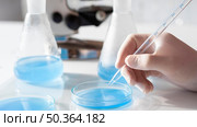 close up hand holding pipette. Стоковое фото, агентство Ingram Publishing / Фотобанк Лори