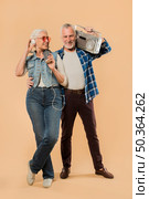 cool senior couple with ghetto blaster. Стоковое фото, агентство Ingram Publishing / Фотобанк Лори