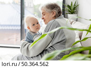 grandmother holding adorable grandchild. Стоковое фото, агентство Ingram Publishing / Фотобанк Лори