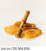 honey spoon honeycomb. Стоковое фото, агентство Ingram Publishing / Фотобанк Лори