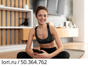 medium shot smiley woman holding phone. Стоковое фото, агентство Ingram Publishing / Фотобанк Лори