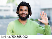 smiley young person waving streets. Стоковое фото, агентство Ingram Publishing / Фотобанк Лори