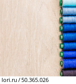 spool threads row wooden background. Стоковое фото, агентство Ingram Publishing / Фотобанк Лори
