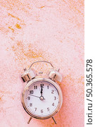 clock with sequins pink table. Стоковое фото, агентство Ingram Publishing / Фотобанк Лори