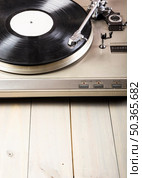close up turntable vinyl record player wooden table. Стоковое фото, агентство Ingram Publishing / Фотобанк Лори
