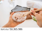 faceless female with spoon pink salt bowl. Стоковое фото, агентство Ingram Publishing / Фотобанк Лори