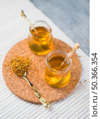 OLYMPUS DIGITAL CAMERA. honey glass pots with spoon bee pollen cork coasters. Стоковое фото, агентство Ingram Publishing / Фотобанк Лори