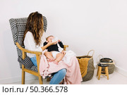 mother feeding baby nursery. Стоковое фото, агентство Ingram Publishing / Фотобанк Лори